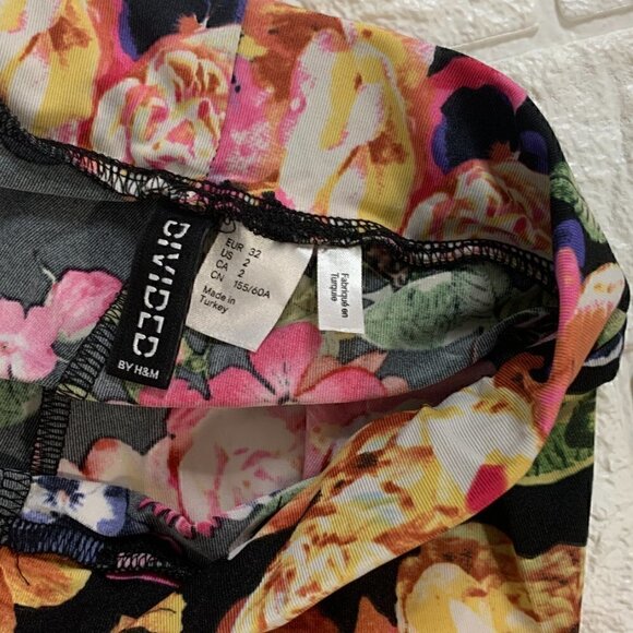 BEAUTIFUL Vintage Red Tipped Rose Yoga Leggings, High Waist Hand Sewn Roses | St - Picture 3 of 7